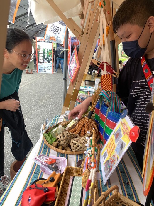 同學介紹展示的物品及今日活動